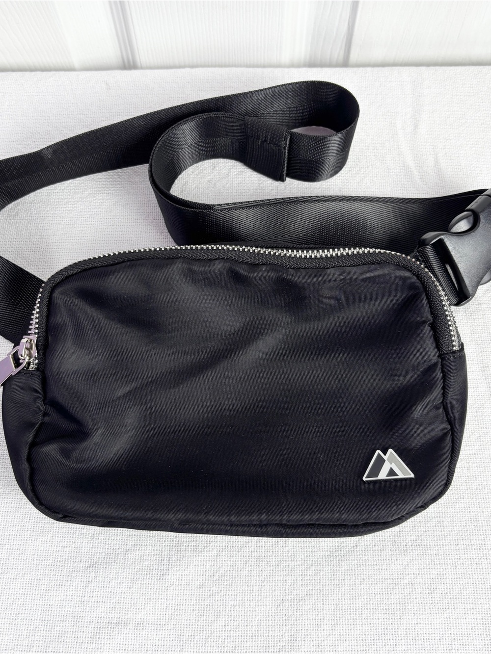 Everest Sleek Everyday Belt Waist Bag Fanny Pack Black And Silver 40 in. strap